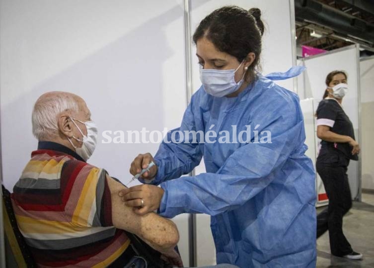 Los ministros de Salud decidieron diferir doce semanas la segunda dosis de la vacuna contra el Covid-19