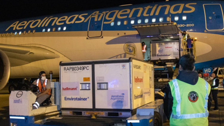 Llegó desde China el avión de Aerolíneas con una carga de un millón de vacunas Sinopharm