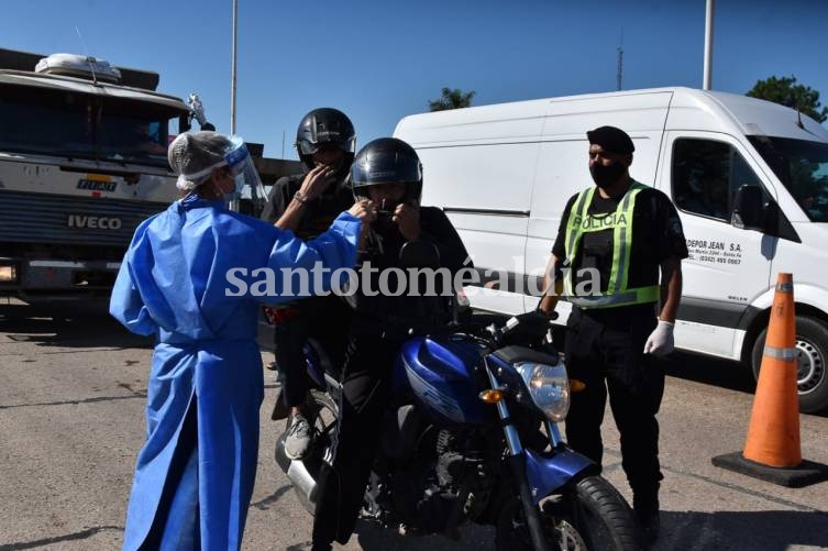 Refuerzan los controles vehiculares en los accesos interprovinciales y en horarios de circulación restringidos