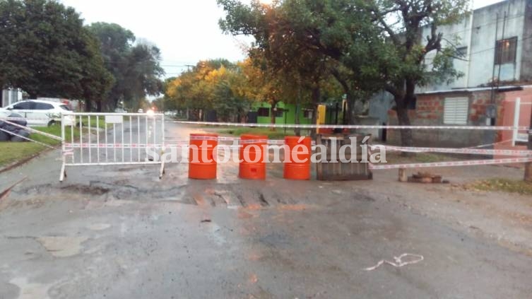 Por un bache de grandes dimensiones, cortaron el tránsito en Hipólito Yrigoyen al 3800