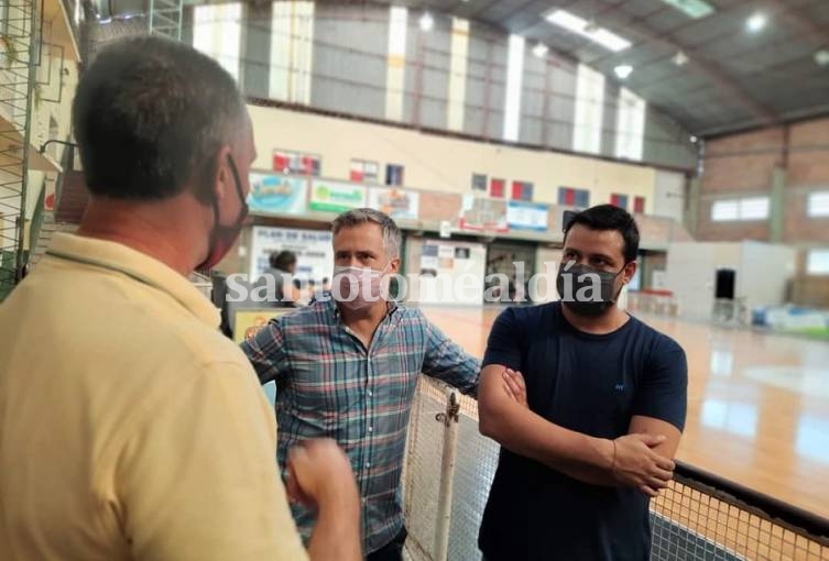 Alvizo y Busatto entregaron una importante ayuda económica al club Unión Santo Tomé