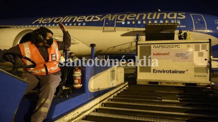 Llegó el primer vuelo de Aerolíneas de la operación que traerá un millón de vacunas desde China