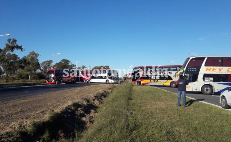 Trabajadores de turismo interrumpieron el tránsito en la Autopista, a la altura de nuestra ciudad