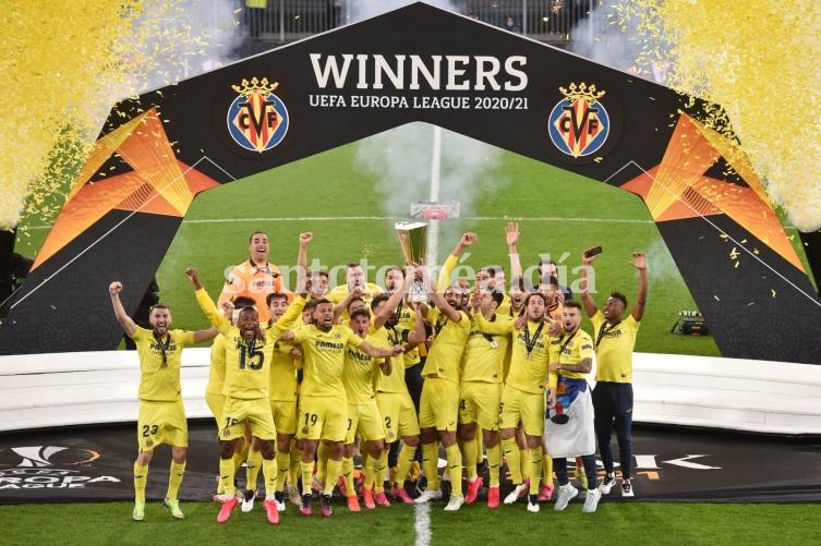 Villarreal levantó el primer trofeo europeo de su historia.