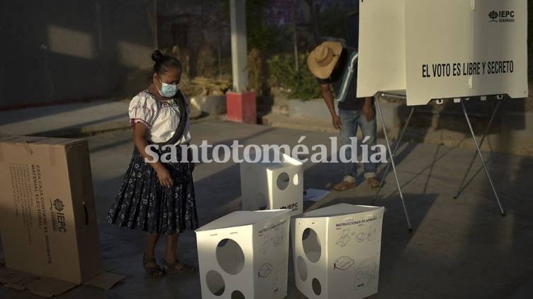 Los ciudadanos de México fueron este domingo a las urnas, que se vieron empañados por la aparición de restos humanos en al menos tres centros de votación.