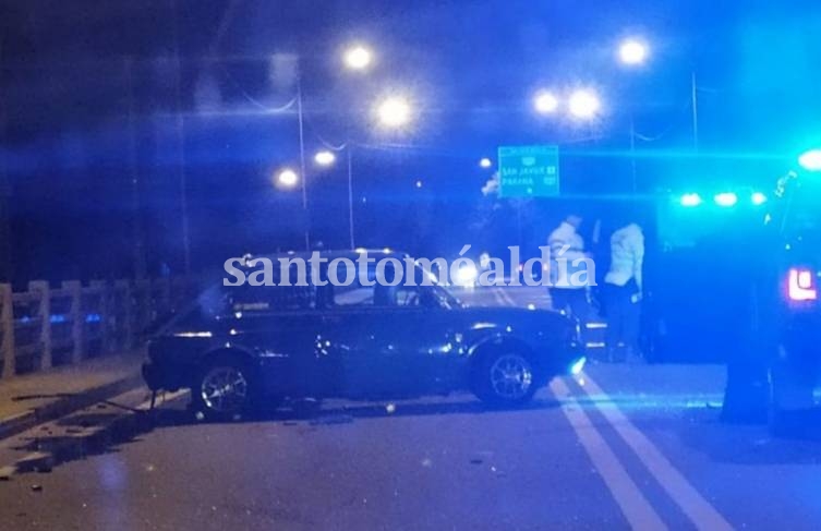 Esquivaron un control en el ingreso al puente Carretero y chocaron con un móvil policial