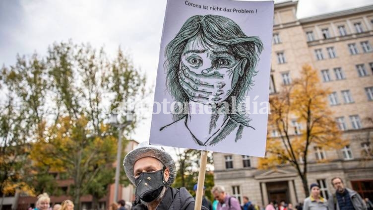 Incidentes en Berlín en una marcha contra las restricciones por el coronavirus