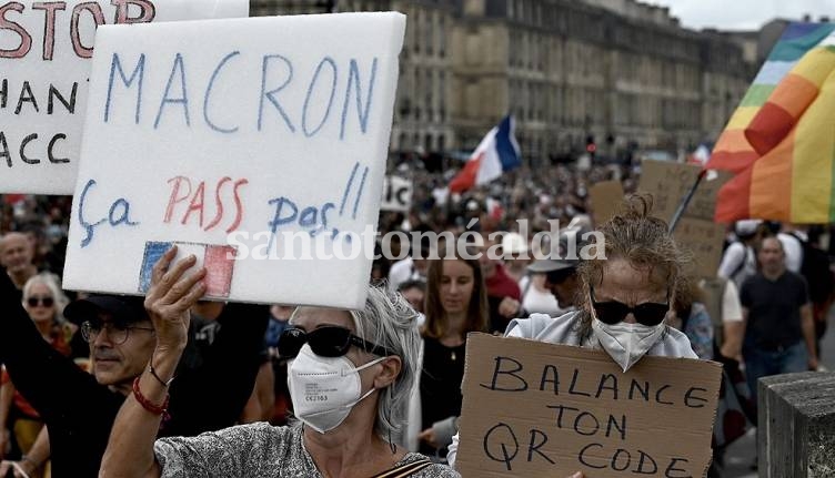 Crece el número de franceses que rechazan el pase sanitario