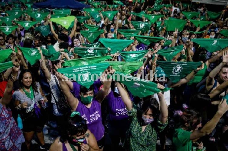 El gobierno reglamentó la legalización del aborto y la ley de los mil días, a casi nueves meses de su sanción