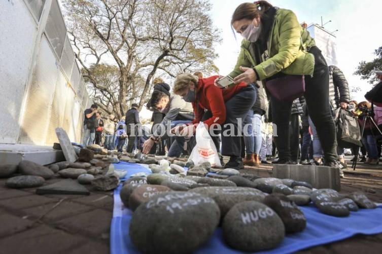 Marcha de las Piedras: Homenaje a los fallecidos por el COVID-19