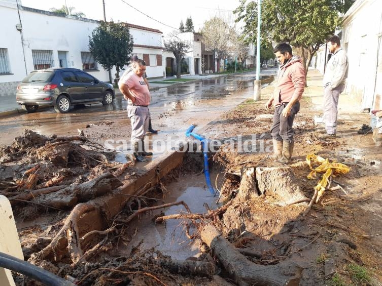 El Municipio lleva adelante tareas de reparación de la red de agua en Güemes y Almirante Brown