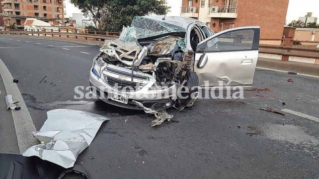 Violento accidente en la salida el puente Oroño, con tres personas heridas