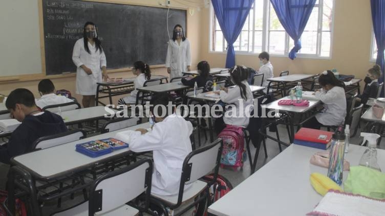 Reducirán a 90 centímetros el distanciamiento en las aulas para avanzar hacia la presencialidad plena