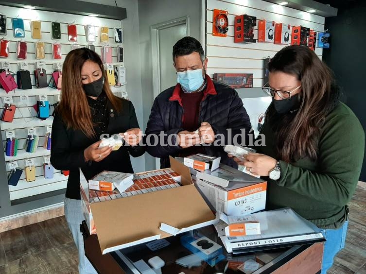 Entregaron timbres inalámbricos para combatir la inseguridad a comerciantes de 25 de Mayo