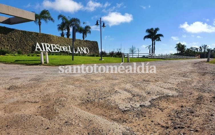 Vecinos de Aires del Llano reclaman ante el Municipio mejoras en el acceso al barrio privado