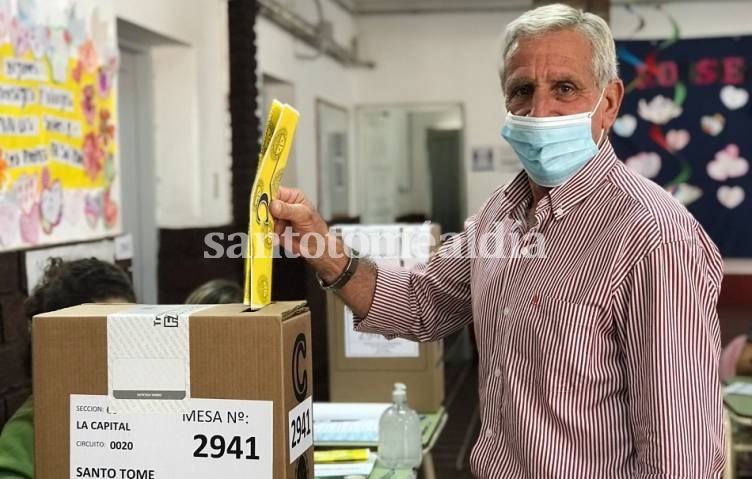 Fernando Alí emitió su voto en la escuela San Martín