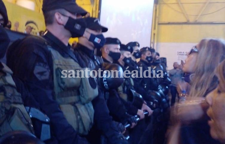 Denuncian otra intimidación policial contra trabajadores municipales