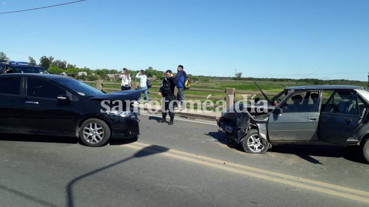 Caos vehicular en el Puente Carretero por un choque frontal