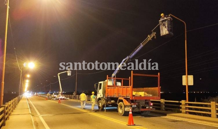 Comenzó el recambio de luminarias en el puente Carretero