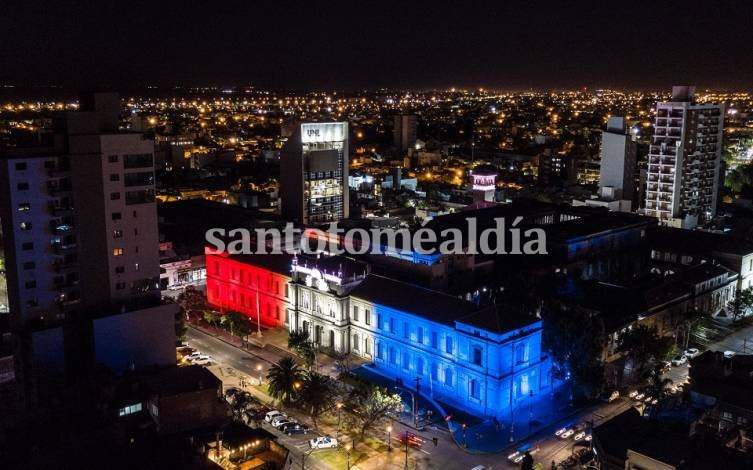 La Manzana Histórica de la UNL se ilumina en honor al 448º aniversario de Santa Fe