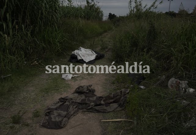 Rosario: la mujer hallada junto a un hombre en un descampado tenía 33 heridas de bala