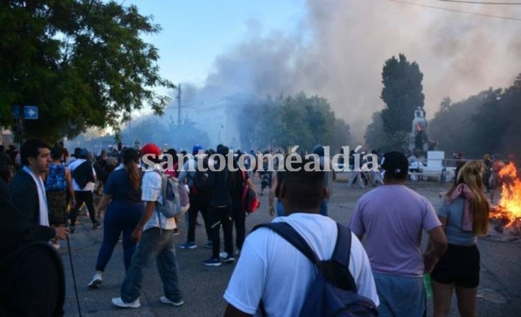 Incidentes en Chubut: Incendiaron decenas de edificios públicos en rechazo a la Ley de Megaminería