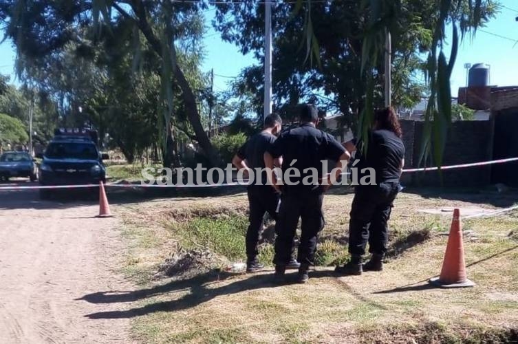 Hallaron el cuerpo sin vida de un hombre en una zanja y sospechan de un accidente