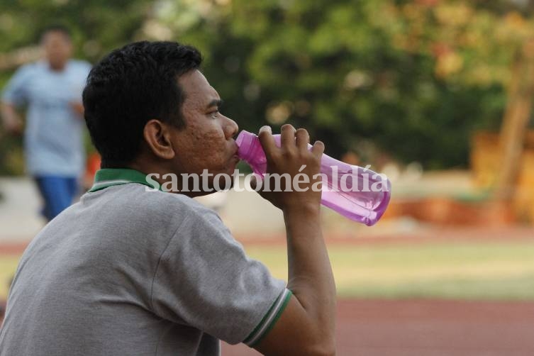 Cómo hidratarse adecuadamente para evitar un golpe de calor