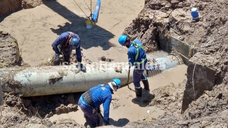 Avanza la reparación para normalizar el suministro de agua en la ciudad