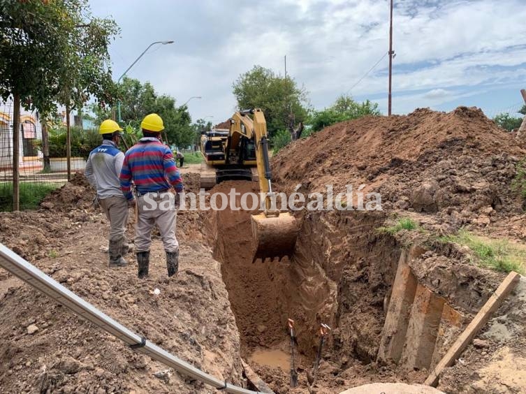 Construyen la cañería troncal para la red de cloacas en el marco del Plan Nacional de Hábitat