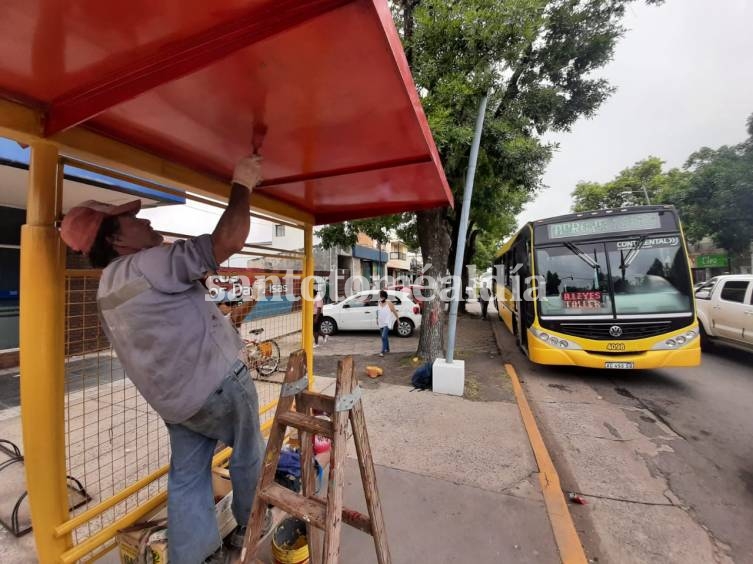 El Municipio y Universo Pinturerías continúan renovando el mobiliario urbano y los espacios públicos