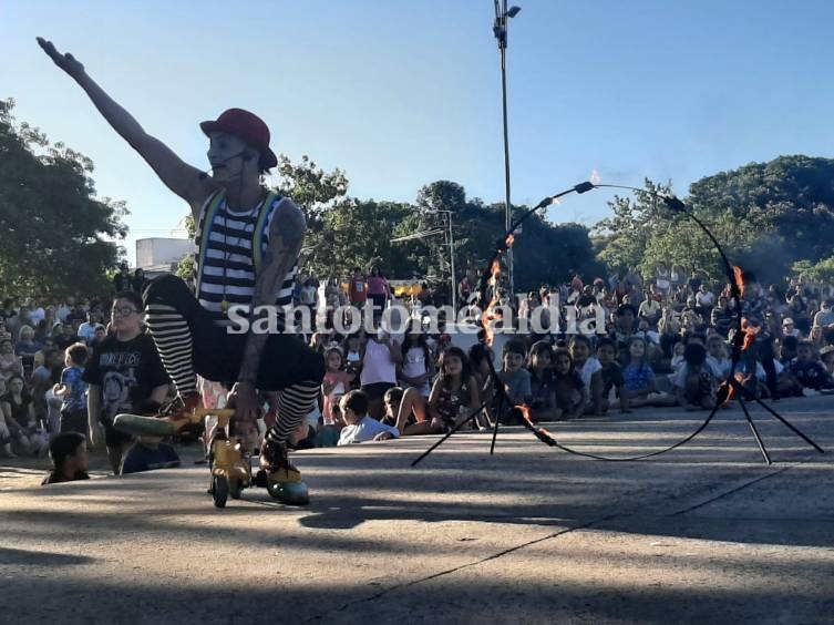 Gran marco de público durante el fin de semana en el anfiteatro de la costanera