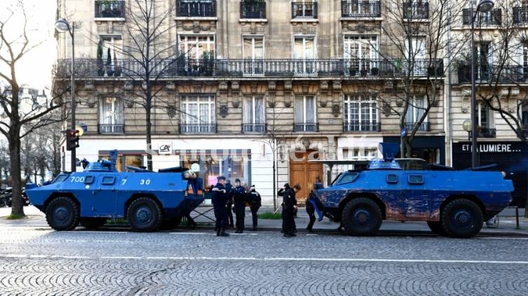 París se mantiene bajo fuerte vigilancia tras las protestas de antivacunas