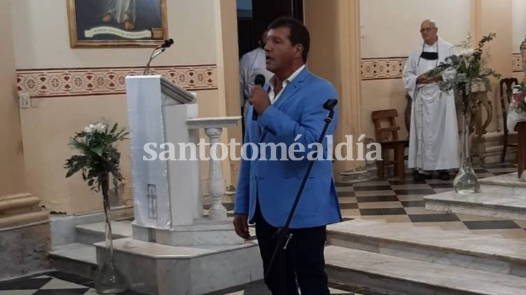 Carlos García deslumbró con su interpretación del Himno Nacional 