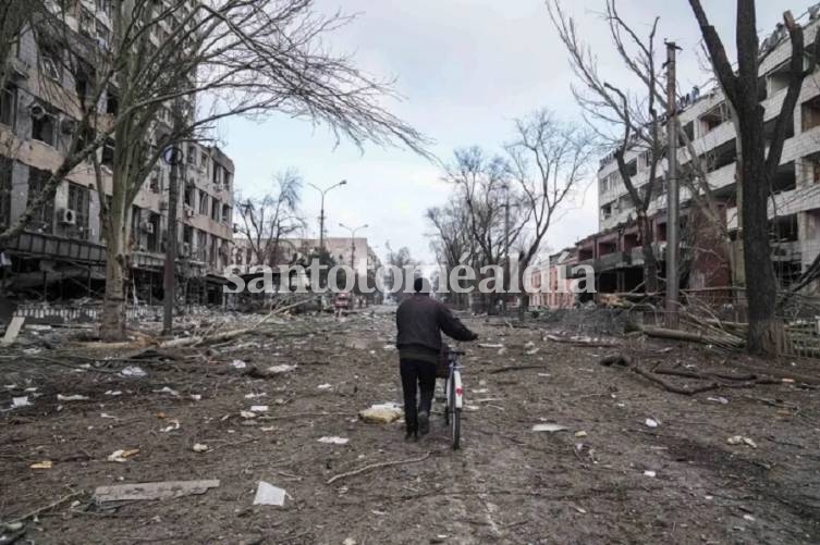 Mariupol, una estratégica ciudad a orillas del Mar Azov, es bombardeada hace días y sufre un asedio devastador.