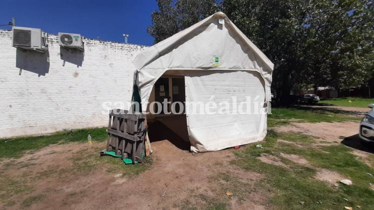 Insólito: una familia se instaló a vivir en la carpa de hisopados del hospital SAMCo