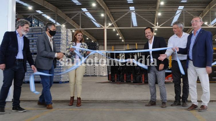 Qüesta y Pusineri participaron de la inauguración de un centro distribuidor de bebidas