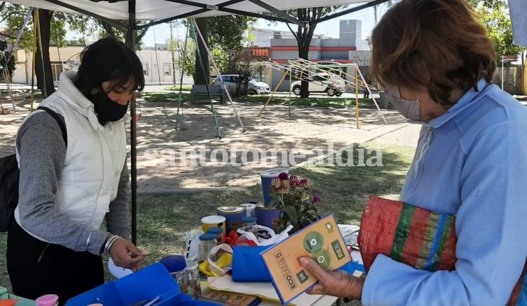 Más de 90 vecinos pasaron por el canje ecológico en la Plaza Belgrano