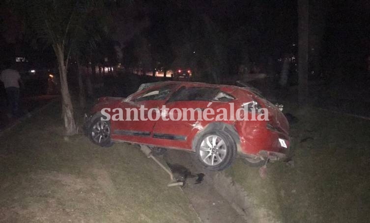 Aires del Llano: un hombre chocó a su esposa e hijos y se atrincheró en su domicilio