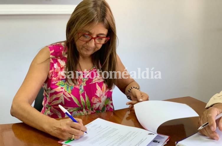 La Municipalidad firmó la adjudicación de la obra de ampliación de la red de agua potable para Adelina Este y Adelina Oeste