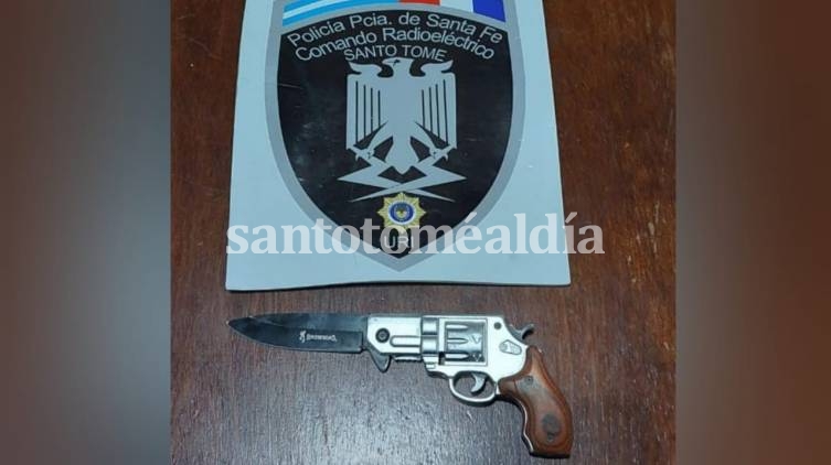 Detuvieron a un hombre que portaba un arma extraña