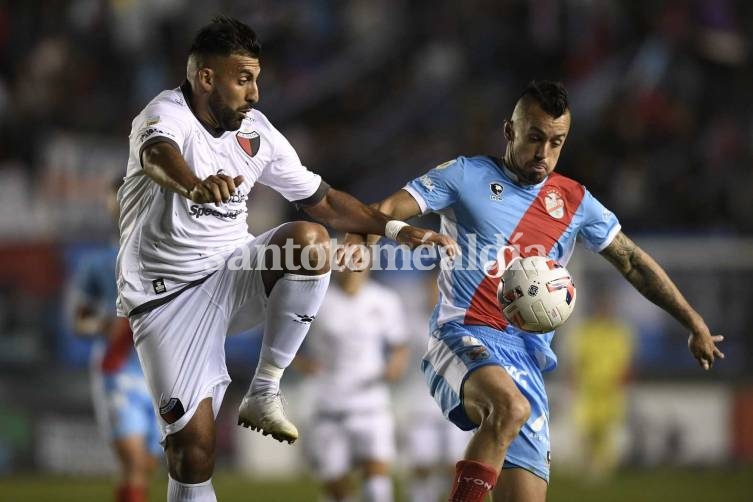 Colón perdió ante Arsenal y se despidió del torneo