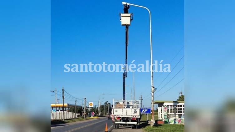 Colocan luminarias LED en la Ruta 11 frente al Aeropuerto Sauce Viejo