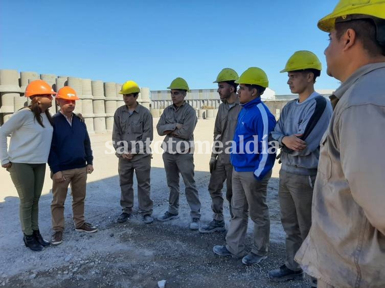 Ocho jóvenes comenzaron prácticas laborales en una fábrica de premoldeados