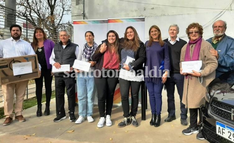 La Municipalidad entregó los premios a los ganadores del sorteo para contribuyentes al día