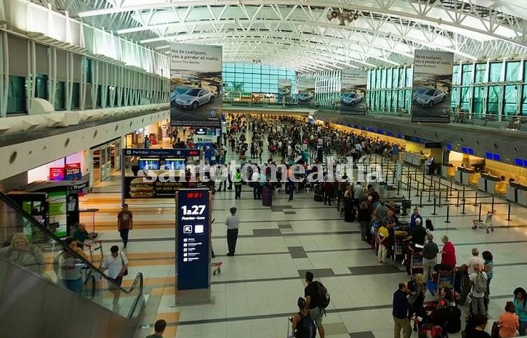 Una santafesina realizó una falsa amenaza de bomba en el aeropuerto de Ezeiza para que su novio no perdiera el avión