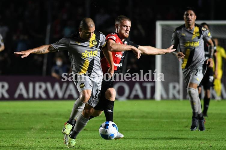 Colón quiere defender el liderazgo de su grupo ante Peñarol en Montevideo