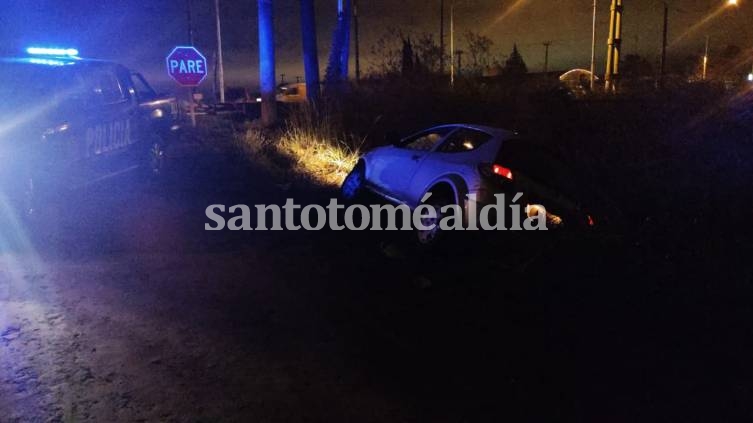 Entró a robar, se llevó un auto y terminó volcando en la huida