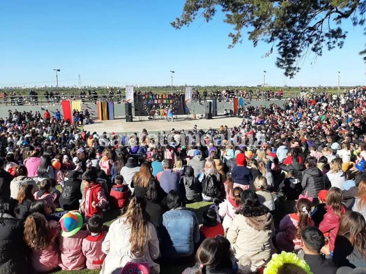 Una multitud de niños y niñas festejó el Día de los Jardines y la Maestra Jardinera