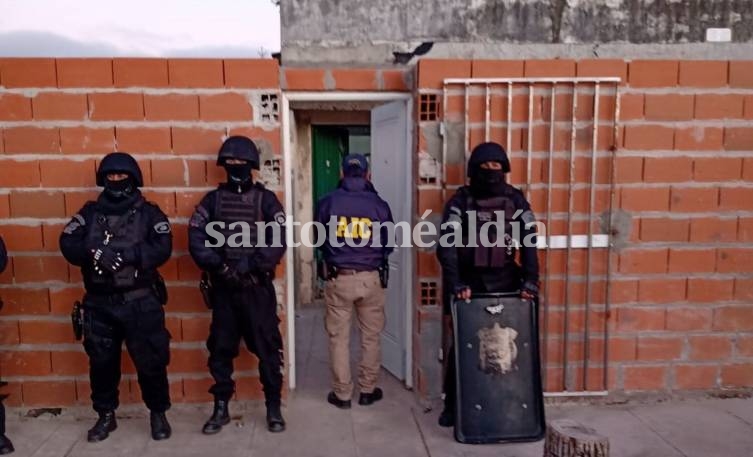 Allanamientos con dos personas detenidas y secuestro de armas de fuego